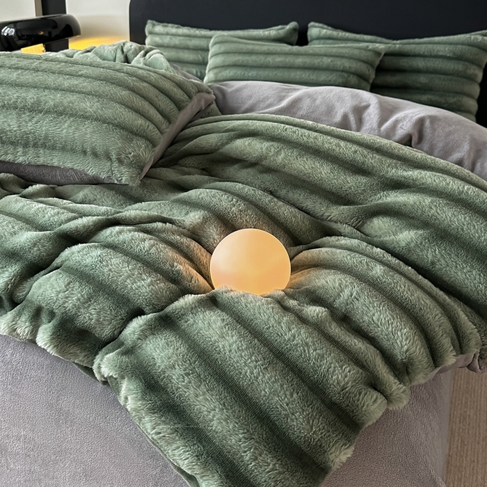 91家纺网 家纺一手货源 找家纺 梵克保罗 2025秋冬新款加厚美拉德仿兔毛皮草抽条牛奶绒四件套 优雅绿