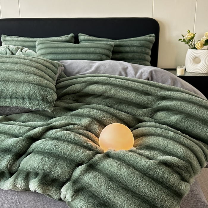 91家纺网 家纺一手货源 找家纺 梵克保罗 2025秋冬新款加厚美拉德仿兔毛皮草抽条牛奶绒四件套 优雅绿