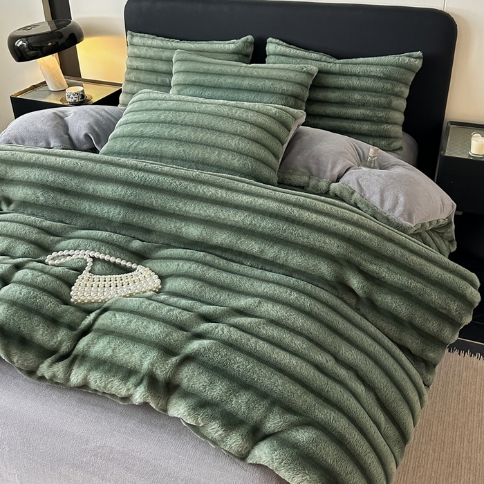 91家纺网 家纺一手货源 找家纺 梵克保罗 2025秋冬新款加厚美拉德仿兔毛皮草抽条牛奶绒四件套 优雅绿