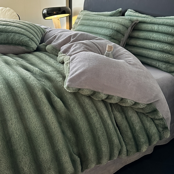 91家纺网 家纺一手货源 找家纺 梵克保罗 2025秋冬新款加厚美拉德仿兔毛皮草抽条牛奶绒四件套 优雅绿