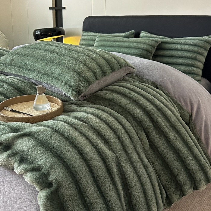 91家纺网 家纺一手货源 找家纺 梵克保罗 2025秋冬新款加厚美拉德仿兔毛皮草抽条牛奶绒四件套 优雅绿