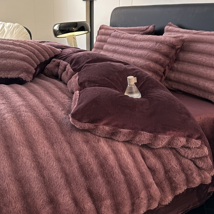 91家纺网 家纺一手货源 找家纺 梵克保罗 2025秋冬新款加厚美拉德仿兔毛皮草抽条牛奶绒四件套 优雅紫