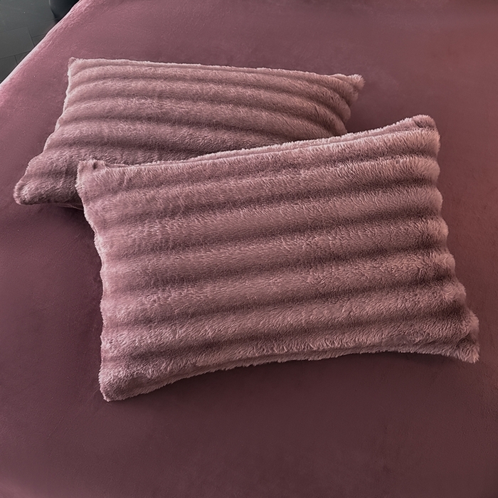 91家纺网 家纺一手货源 找家纺 梵克保罗 2025秋冬新款加厚美拉德仿兔毛皮草抽条牛奶绒四件套 优雅紫