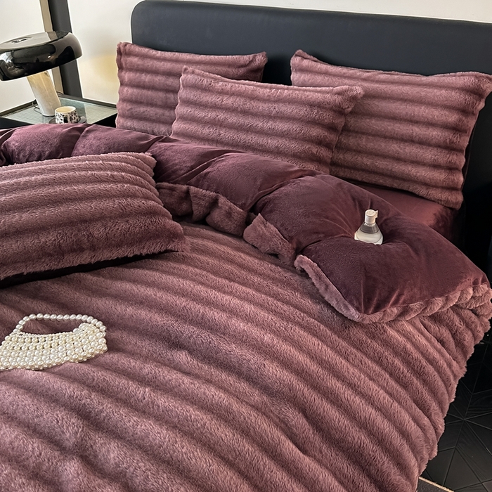 91家纺网 家纺一手货源 找家纺 梵克保罗 2025秋冬新款加厚美拉德仿兔毛皮草抽条牛奶绒四件套 优雅紫