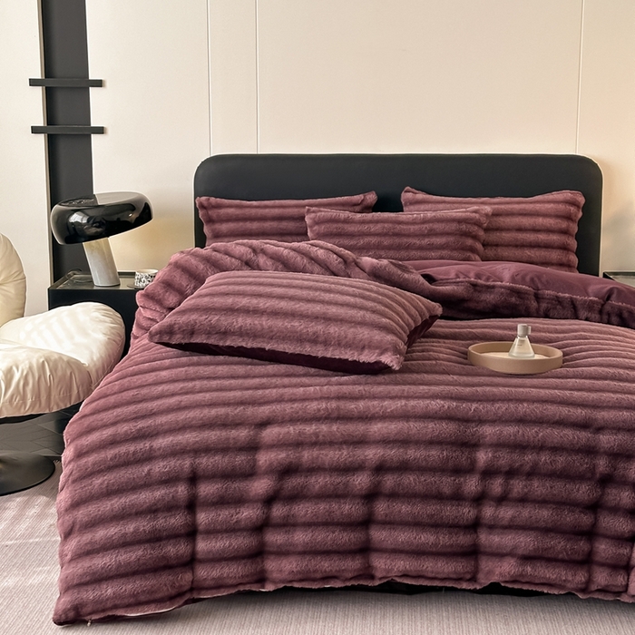 91家纺网 家纺一手货源 找家纺 梵克保罗 2025秋冬新款加厚美拉德仿兔毛皮草抽条牛奶绒四件套 优雅紫