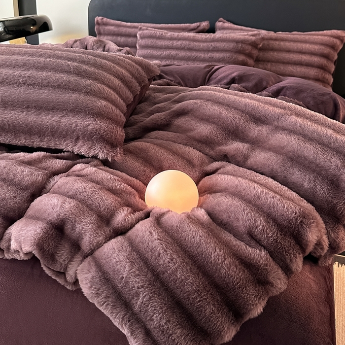 91家纺网 家纺一手货源 找家纺 梵克保罗 2025秋冬新款加厚美拉德仿兔毛皮草抽条牛奶绒四件套 优雅紫