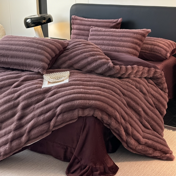 91家纺网 家纺一手货源 找家纺 梵克保罗 2025秋冬新款加厚美拉德仿兔毛皮草抽条牛奶绒四件套 优雅紫