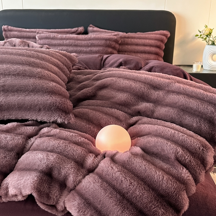 91家纺网 家纺一手货源 找家纺 梵克保罗 2025秋冬新款加厚美拉德仿兔毛皮草抽条牛奶绒四件套 优雅紫