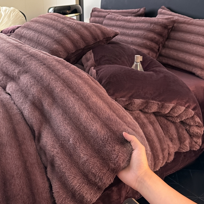 91家纺网 家纺一手货源 找家纺 梵克保罗 2025秋冬新款加厚美拉德仿兔毛皮草抽条牛奶绒四件套 优雅紫