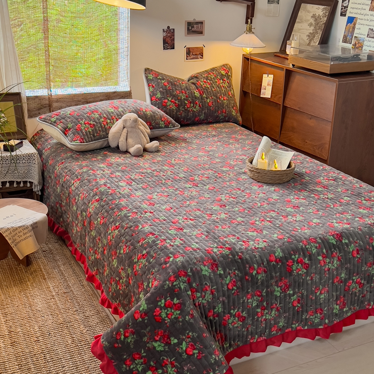 91家纺网 家纺一手货源 找家纺 （总）默忆 2025新款牛奶绒夹棉花边韩版印花床盖三件套加厚保暖多功能单床盖