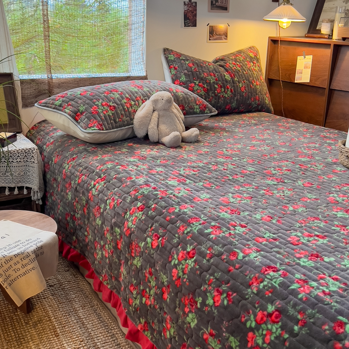 91家纺网 家纺一手货源 找家纺 （总）默忆 2025新款牛奶绒夹棉花边韩版印花床盖三件套加厚保暖多功能单床盖