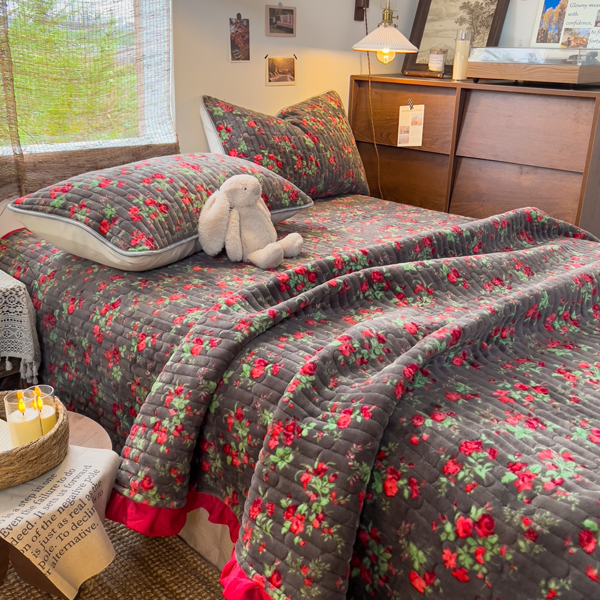 91家纺网 家纺一手货源 找家纺 （总）默忆 2025新款牛奶绒夹棉花边韩版印花床盖三件套加厚保暖多功能单床盖