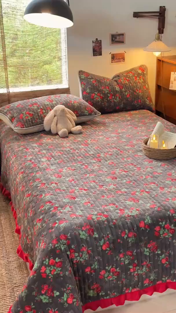 91家纺网 家纺一手货源 找家纺 （总）默忆 2025新款牛奶绒夹棉花边韩版印花床盖三件套加厚保暖多功能单床盖