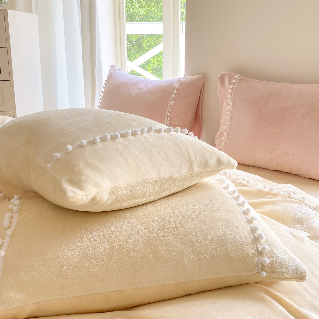 91家纺网 家纺一手货源 找家纺 二八年华 2025新款小毛球牛奶绒四件套 鹅黄