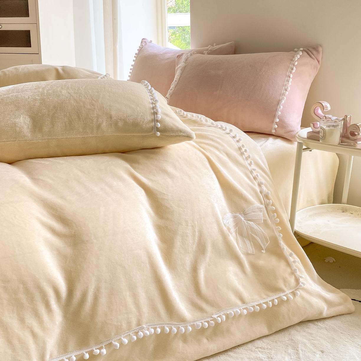 91家纺网 家纺一手货源 找家纺 二八年华 2025新款小毛球牛奶绒四件套 鹅黄