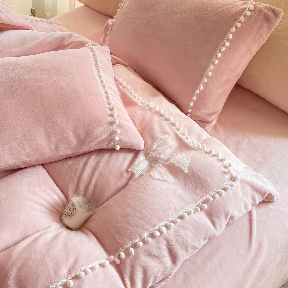 91家纺网 家纺一手货源 找家纺 二八年华 2025新款小毛球牛奶绒四件套 粉玉