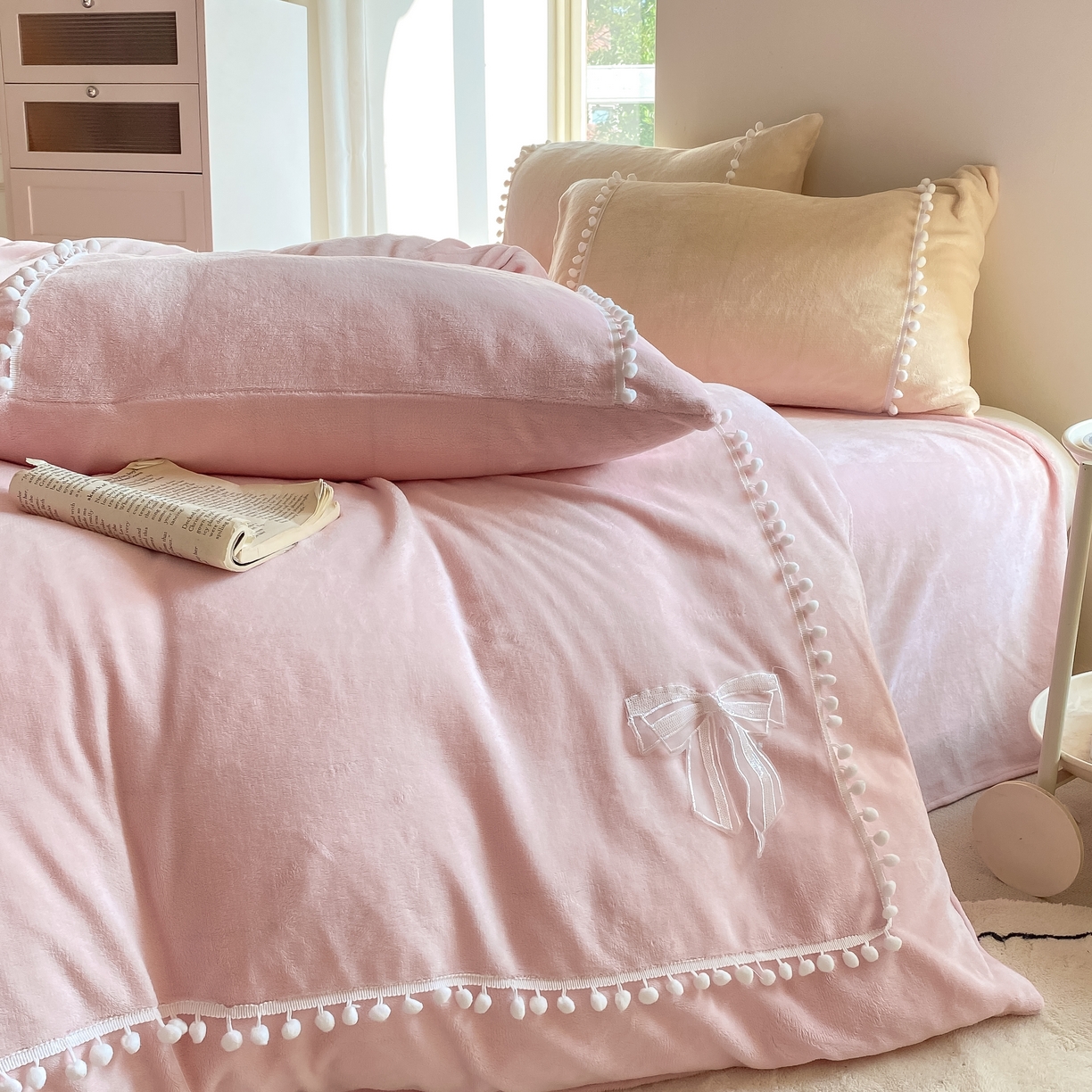 91家纺网 家纺一手货源 找家纺 二八年华 2025新款小毛球牛奶绒四件套 粉玉