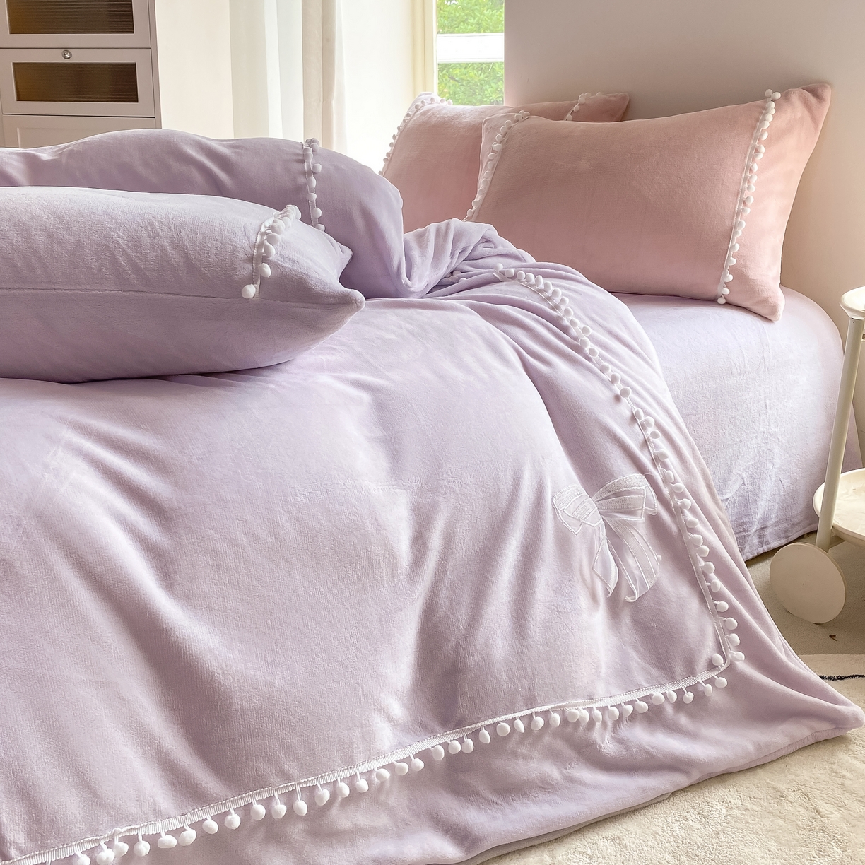 91家纺网 家纺一手货源 找家纺 二八年华 2025新款小毛球牛奶绒四件套 烟紫