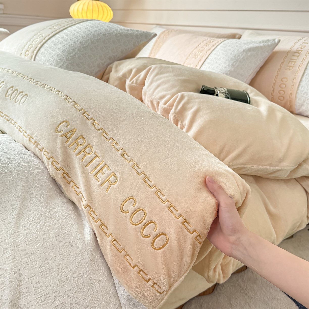 91家纺网 家纺一手货源 找家纺 （总）灰鲸 2025新款牛奶绒拼接刺绣雕花套件-露娜