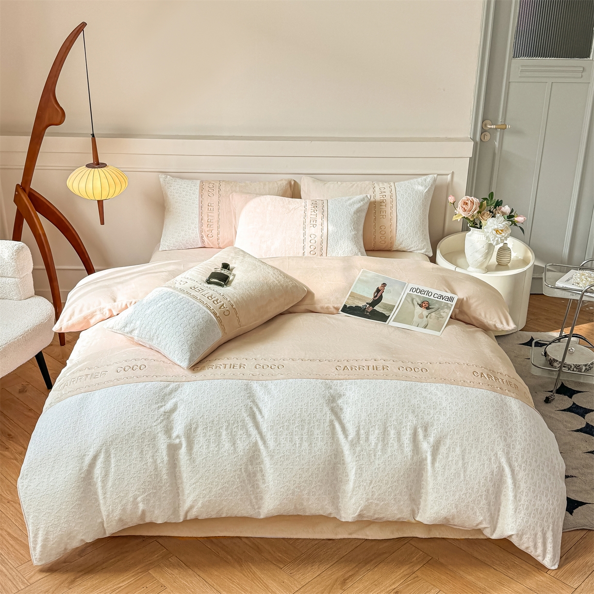 91家纺网 家纺一手货源 找家纺 （总）灰鲸 2025新款牛奶绒拼接刺绣雕花套件-露娜