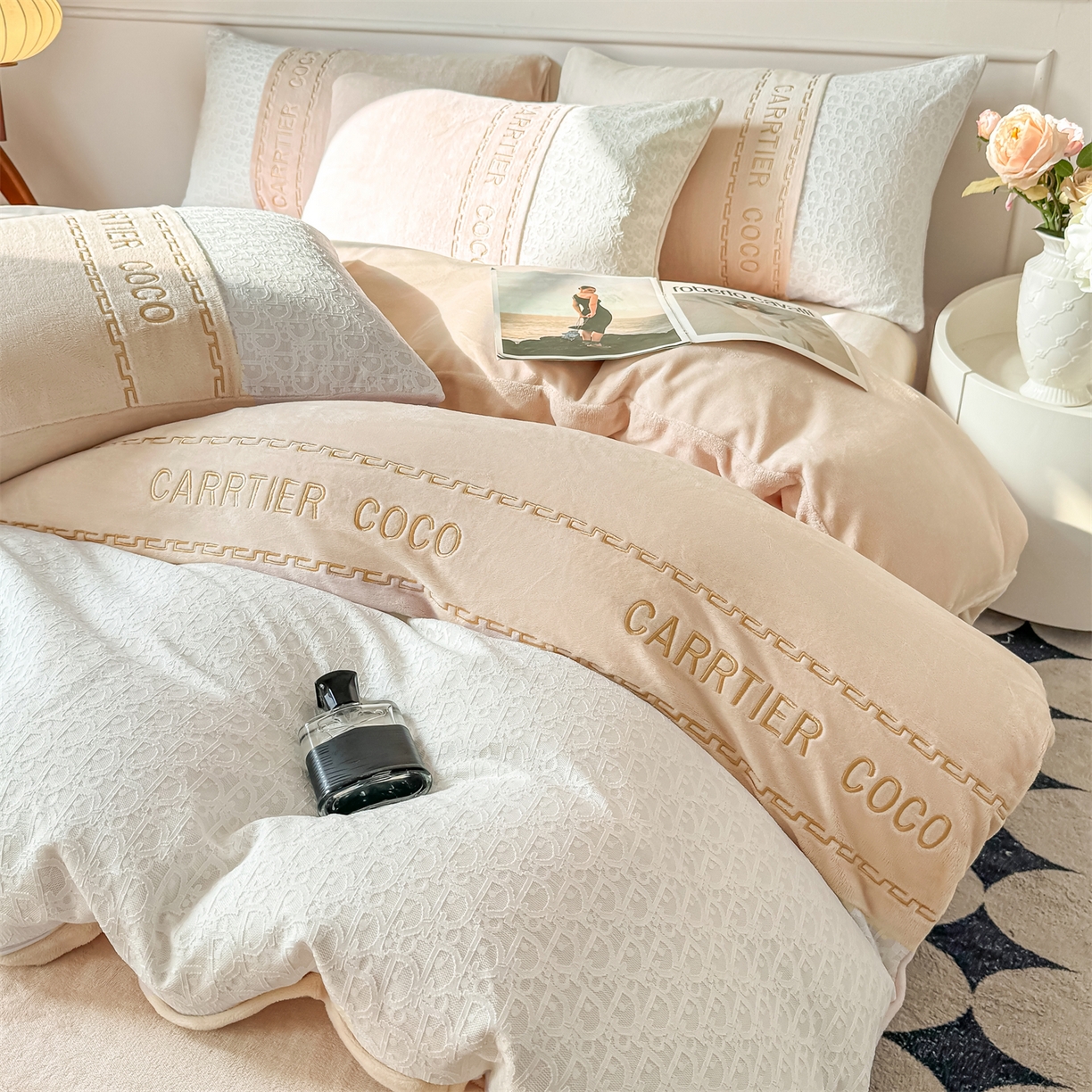 91家纺网 家纺一手货源 找家纺 （总）灰鲸 2025新款牛奶绒拼接刺绣雕花套件-露娜