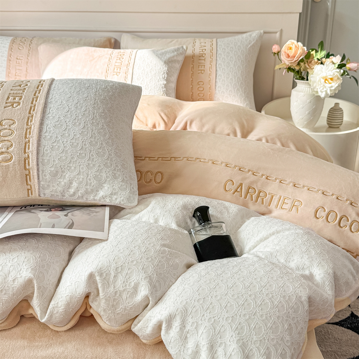 91家纺网 家纺一手货源 找家纺 （总）灰鲸 2025新款牛奶绒拼接刺绣雕花套件-露娜