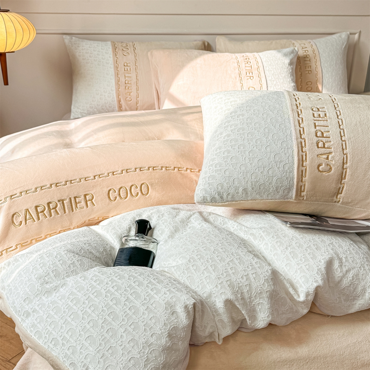 91家纺网 家纺一手货源 找家纺 （总）灰鲸 2025新款牛奶绒拼接刺绣雕花套件-露娜