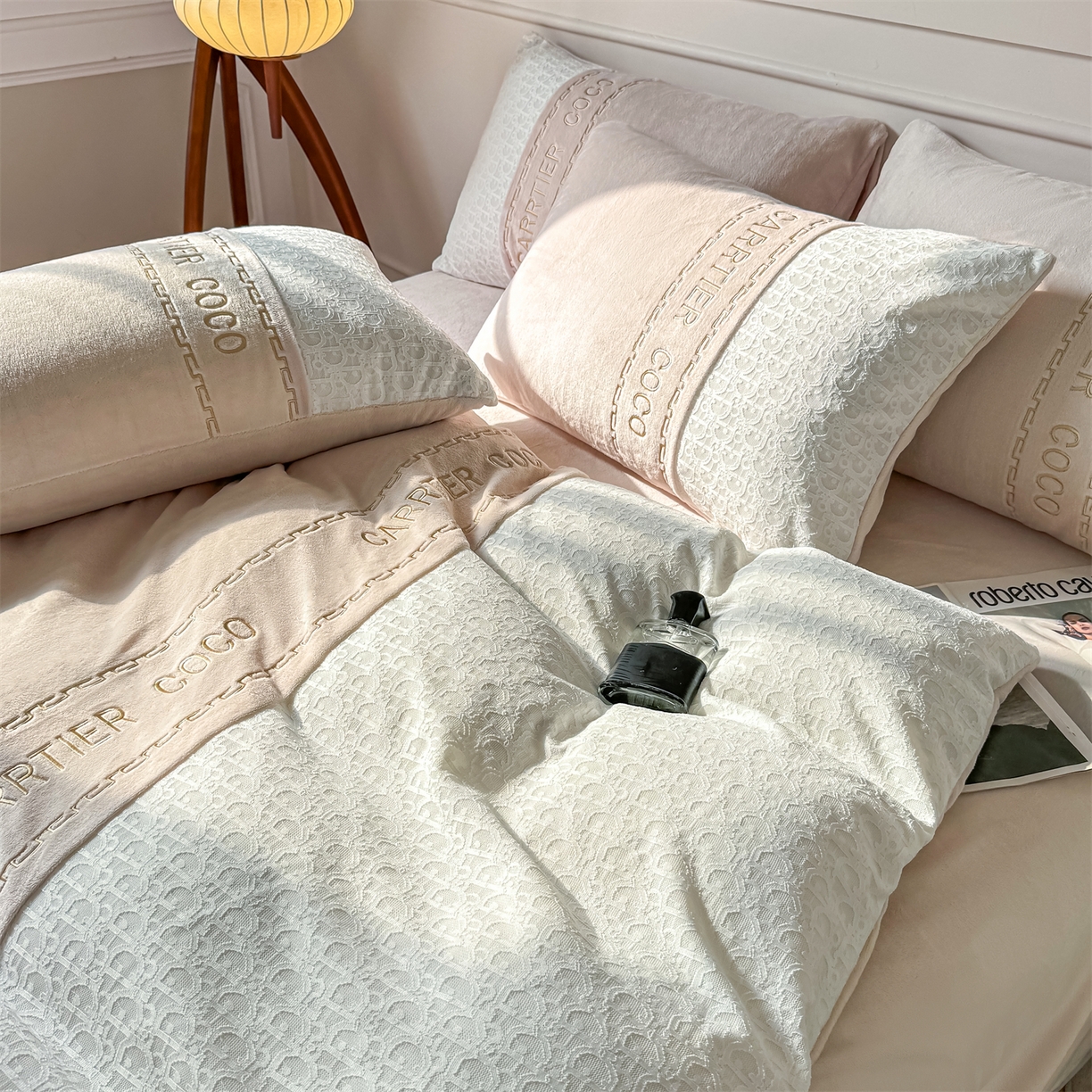 91家纺网 家纺一手货源 找家纺 （总）灰鲸 2025新款牛奶绒拼接刺绣雕花套件-露娜