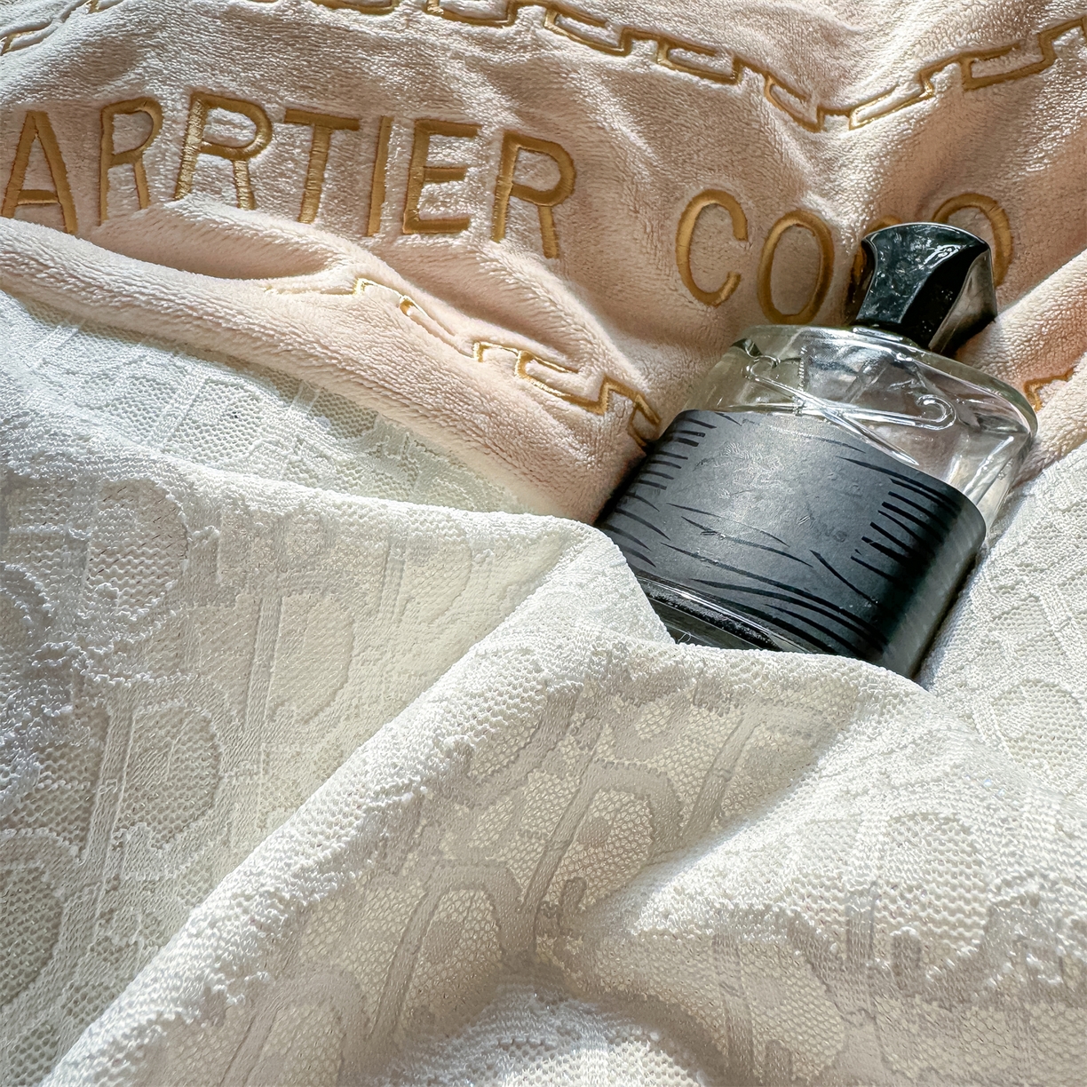 91家纺网 家纺一手货源 找家纺 （总）灰鲸 2025新款牛奶绒拼接刺绣雕花套件-露娜