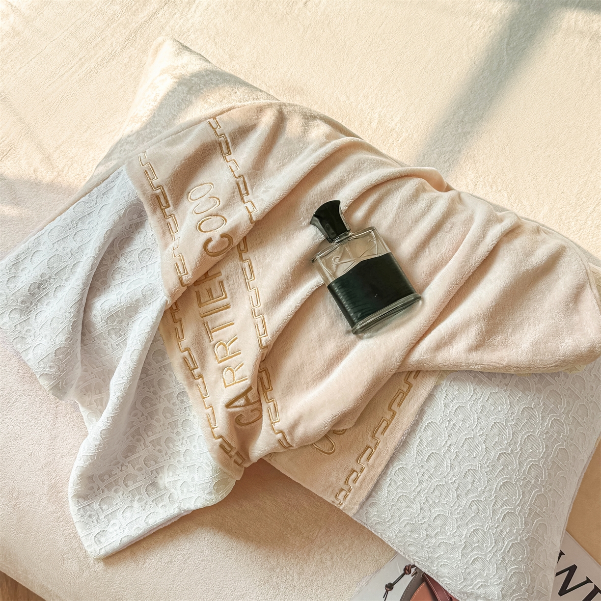 91家纺网 家纺一手货源 找家纺 （总）灰鲸 2025新款牛奶绒拼接刺绣雕花套件-露娜