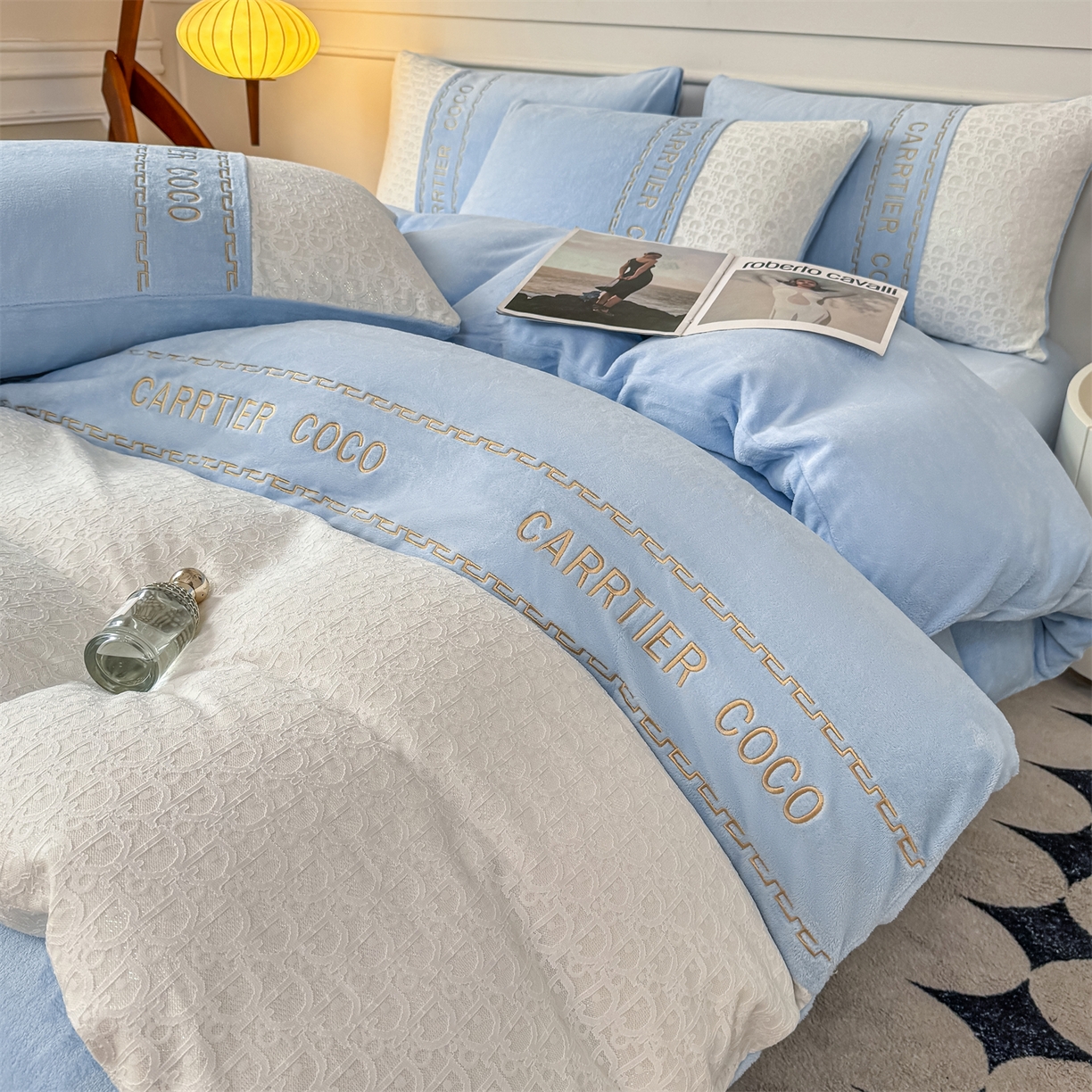 91家纺网 家纺一手货源 找家纺 （总）灰鲸 2025新款牛奶绒拼接刺绣雕花套件-露娜