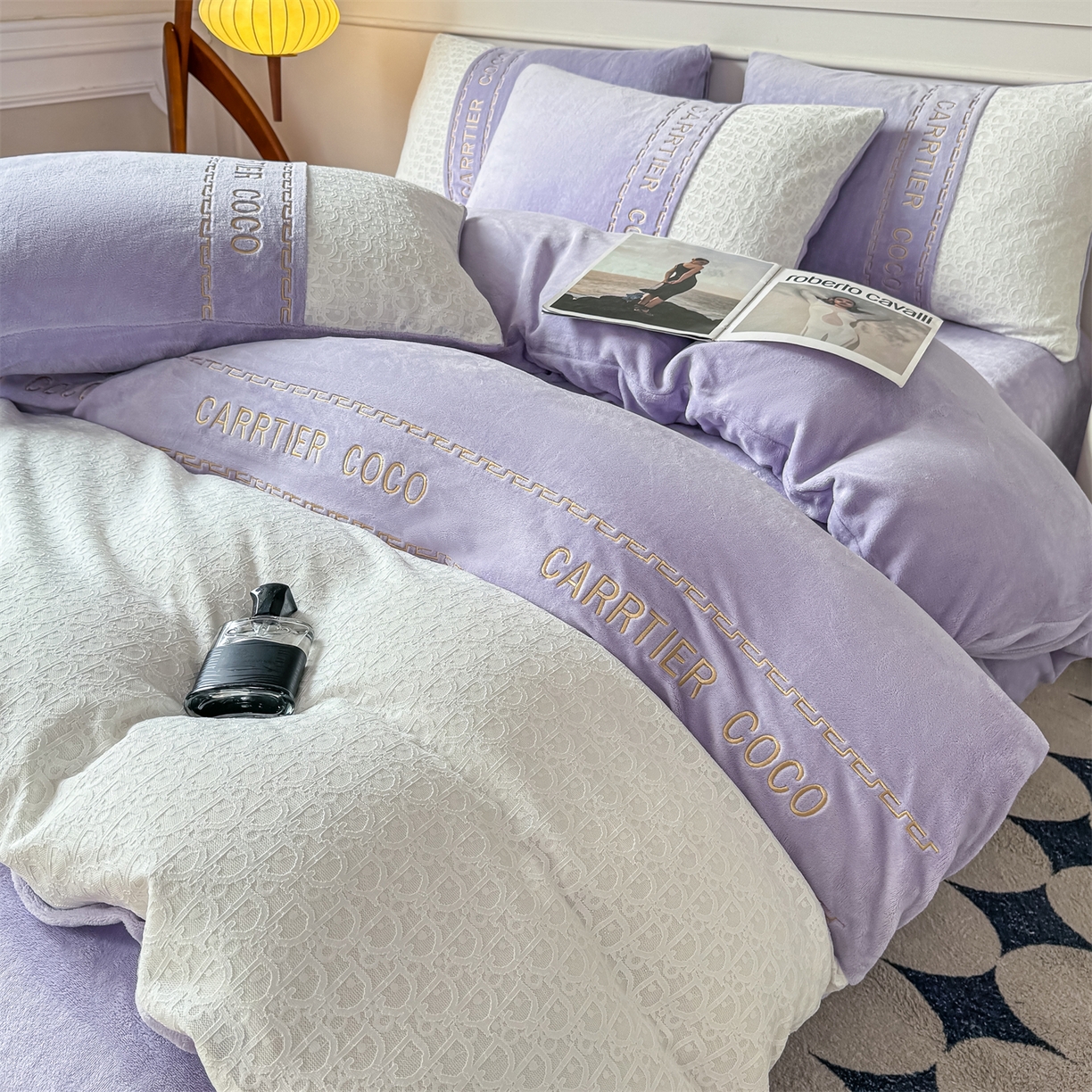 91家纺网 家纺一手货源 找家纺 （总）灰鲸 2025新款牛奶绒拼接刺绣雕花套件-露娜