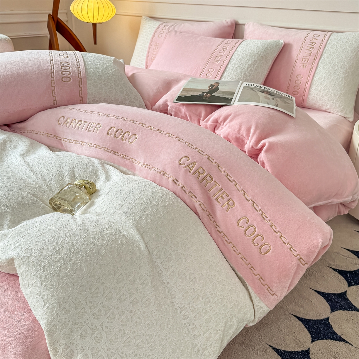 91家纺网 家纺一手货源 找家纺 （总）灰鲸 2025新款牛奶绒拼接刺绣雕花套件-露娜