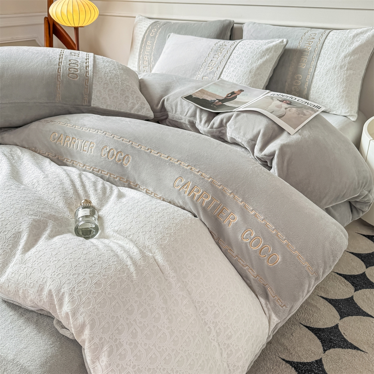 91家纺网 家纺一手货源 找家纺 （总）灰鲸 2025新款牛奶绒拼接刺绣雕花套件-露娜