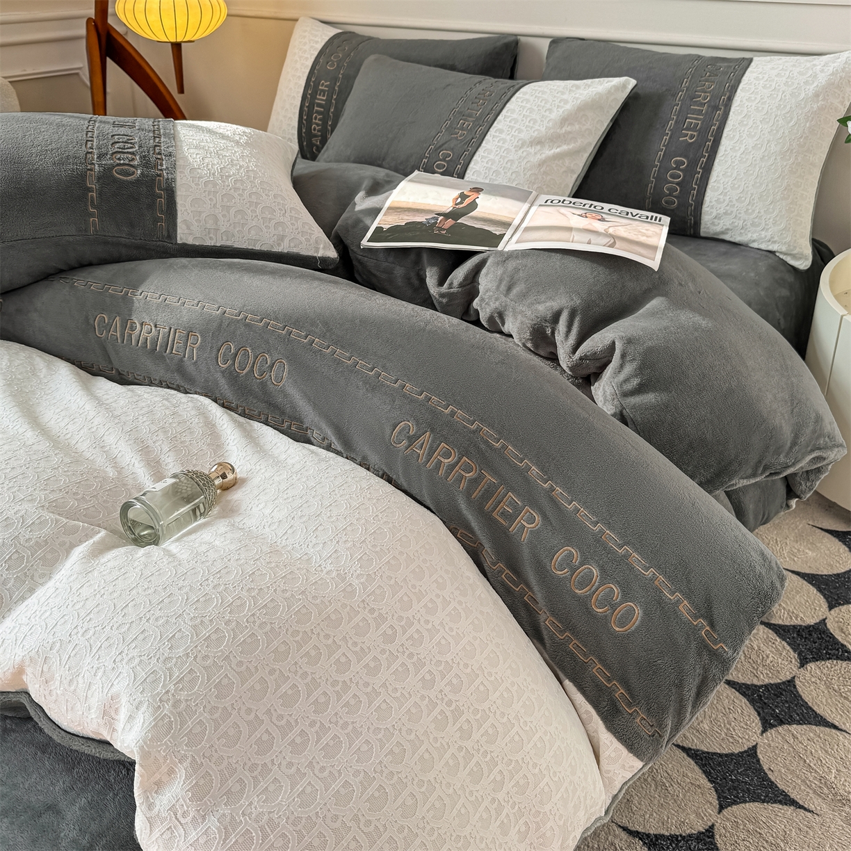 91家纺网 家纺一手货源 找家纺 （总）灰鲸 2025新款牛奶绒拼接刺绣雕花套件-露娜