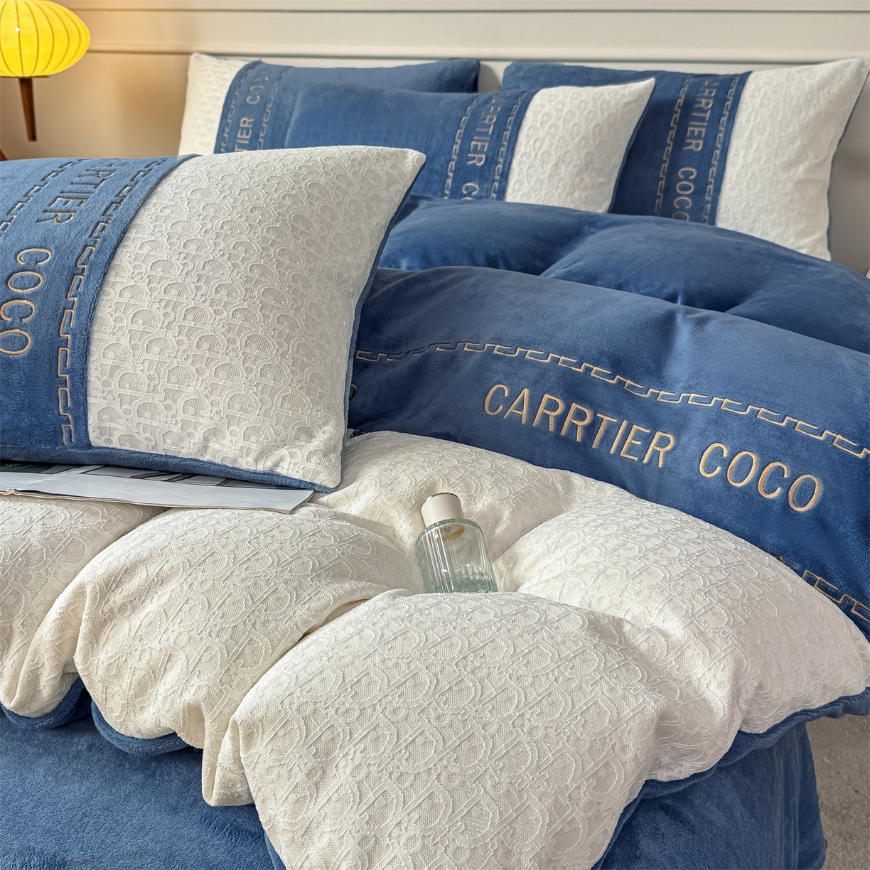 91家纺网 家纺一手货源 找家纺 灰鲸 2025新款牛奶绒拼接刺绣雕花套件-露娜 露娜-宾利蓝