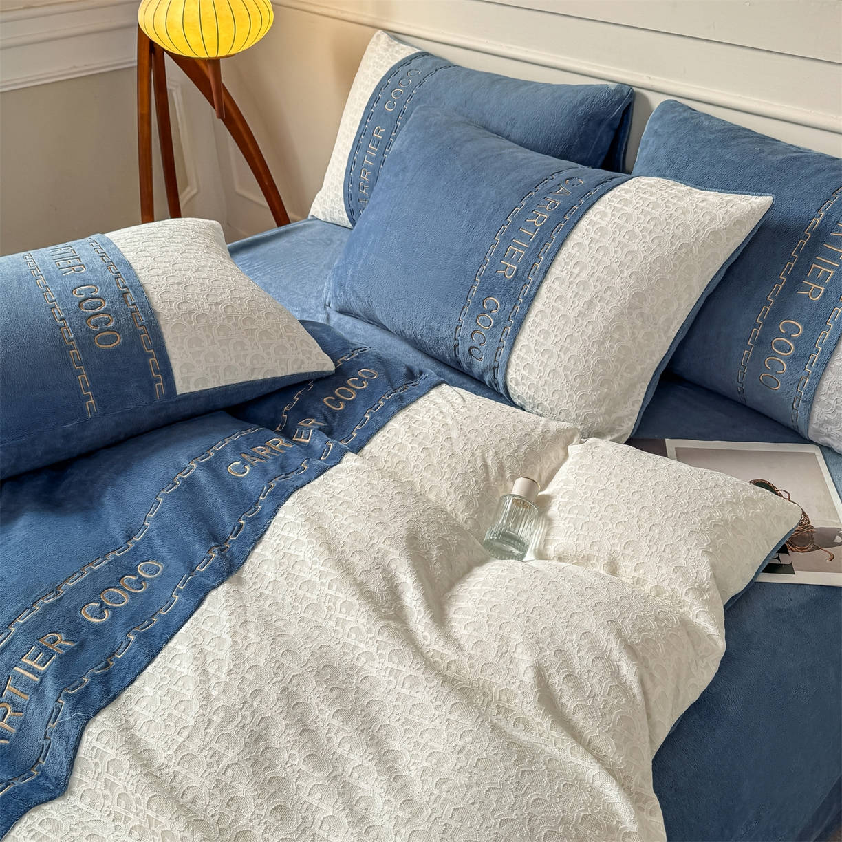 91家纺网 家纺一手货源 找家纺 灰鲸 2025新款牛奶绒拼接刺绣雕花套件-露娜 露娜-宾利蓝