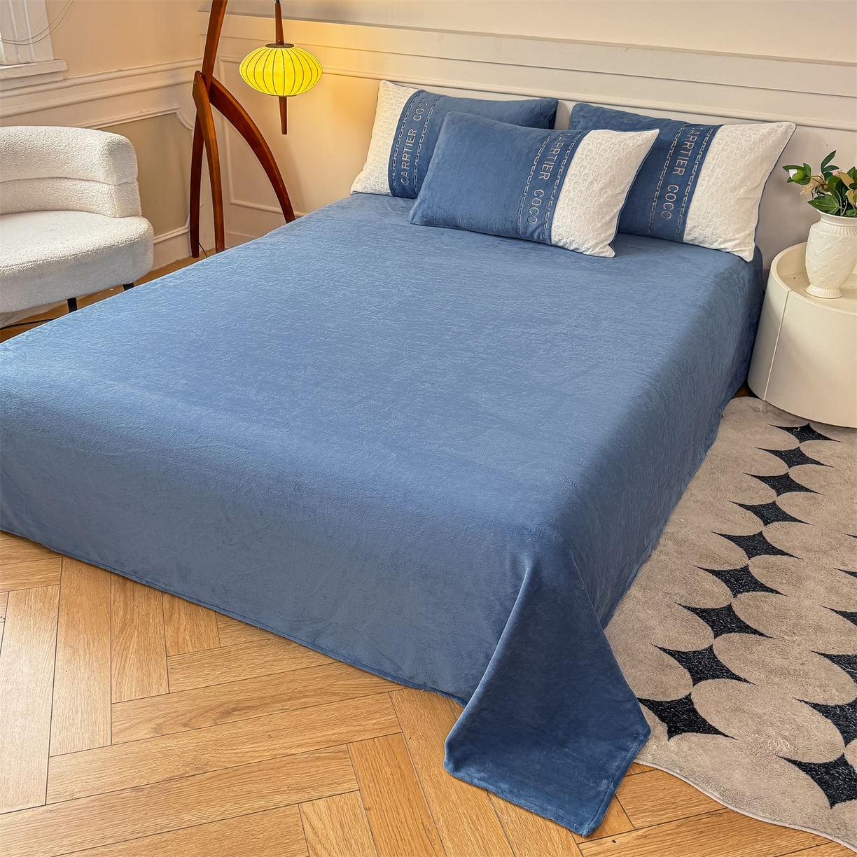 91家纺网 家纺一手货源 找家纺 灰鲸 2025新款牛奶绒拼接刺绣雕花套件-露娜 露娜-宾利蓝