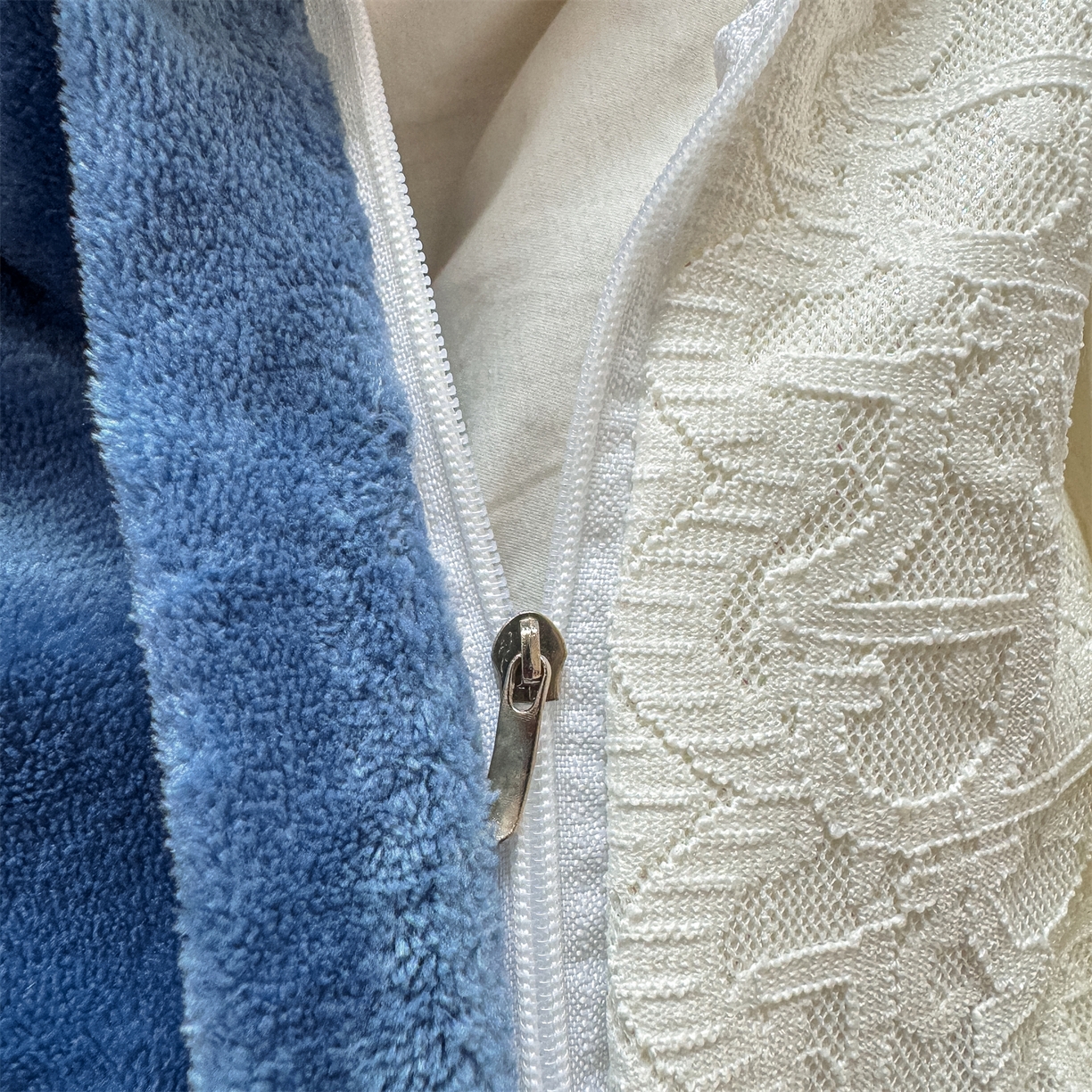 91家纺网 家纺一手货源 找家纺 灰鲸 2025新款牛奶绒拼接刺绣雕花套件-露娜 露娜-宾利蓝