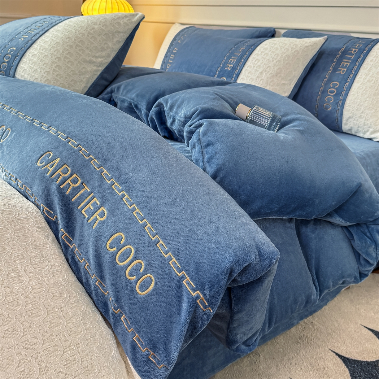 91家纺网 家纺一手货源 找家纺 灰鲸 2025新款牛奶绒拼接刺绣雕花套件-露娜 露娜-宾利蓝