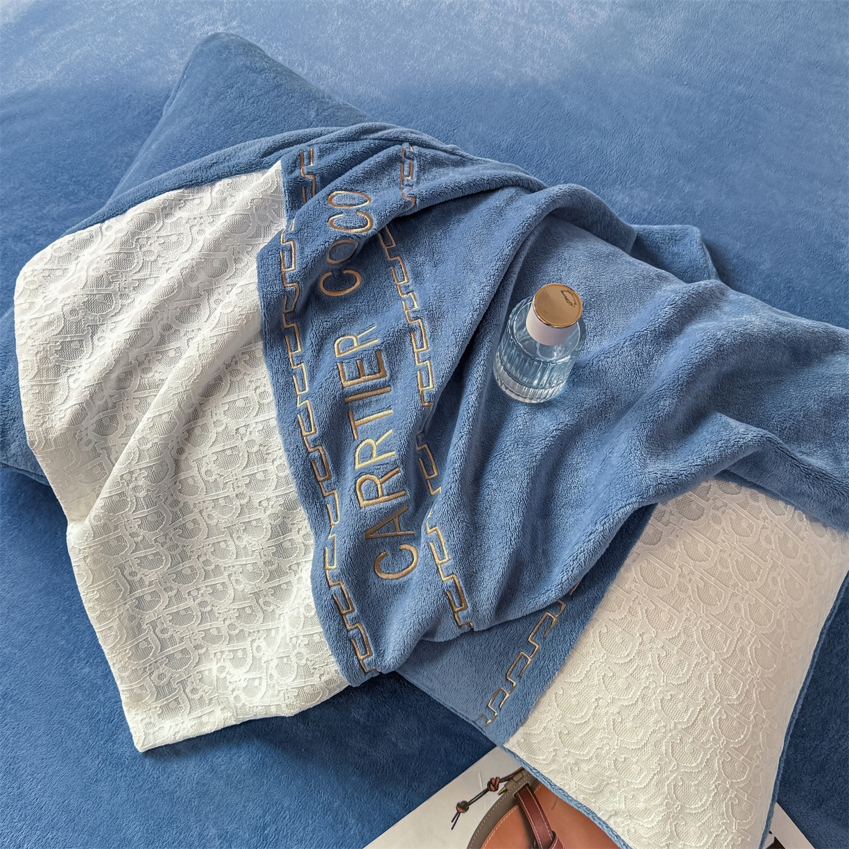 91家纺网 家纺一手货源 找家纺 灰鲸 2025新款牛奶绒拼接刺绣雕花套件-露娜 露娜-宾利蓝