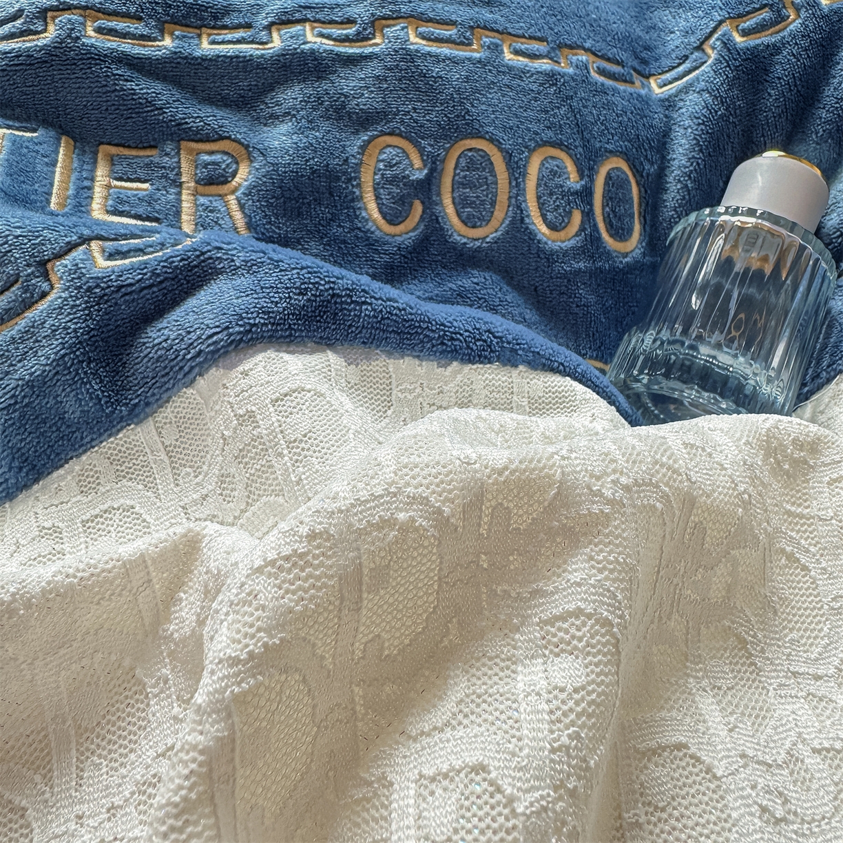 91家纺网 家纺一手货源 找家纺 灰鲸 2025新款牛奶绒拼接刺绣雕花套件-露娜 露娜-宾利蓝