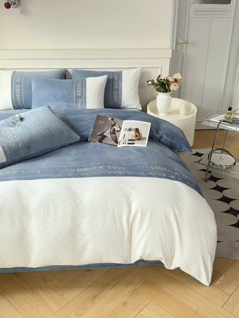 91家纺网 家纺一手货源 找家纺 灰鲸 2025新款牛奶绒拼接刺绣雕花套件-露娜 露娜-宾利蓝