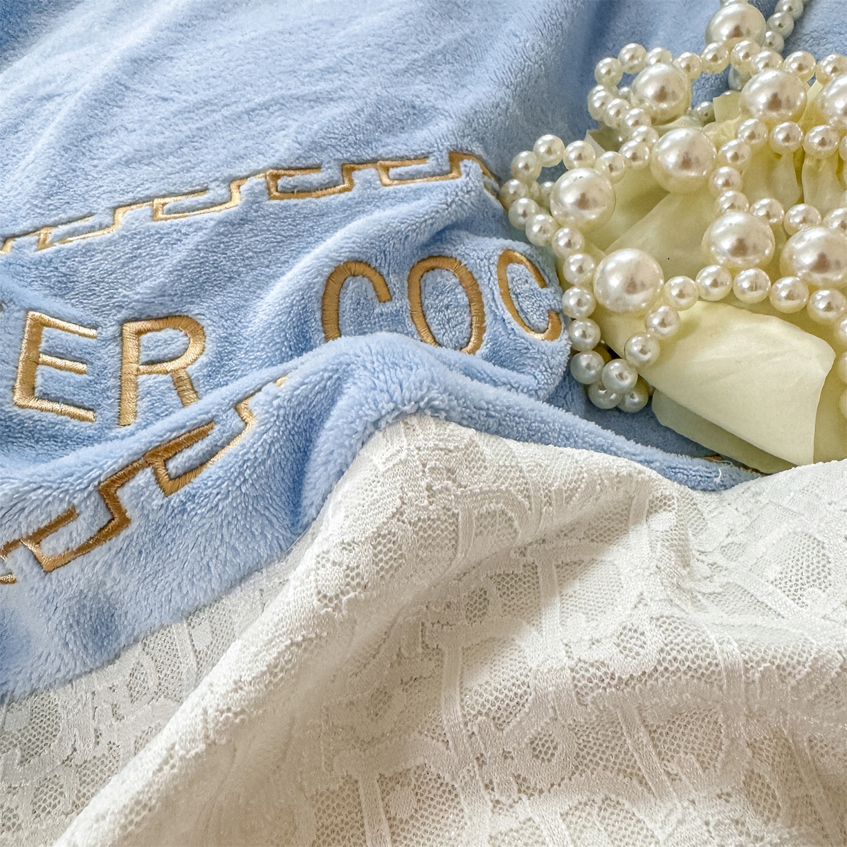 91家纺网 家纺一手货源 找家纺 灰鲸 2025新款牛奶绒拼接刺绣雕花套件-露娜 露娜-繁星蓝