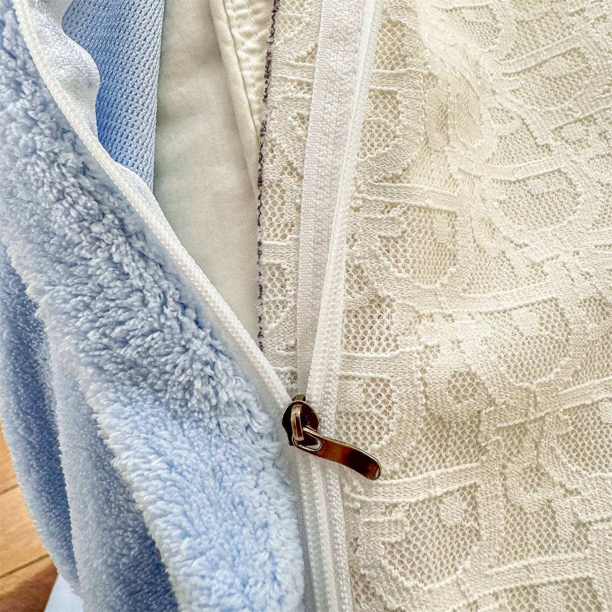 91家纺网 家纺一手货源 找家纺 灰鲸 2025新款牛奶绒拼接刺绣雕花套件-露娜 露娜-繁星蓝