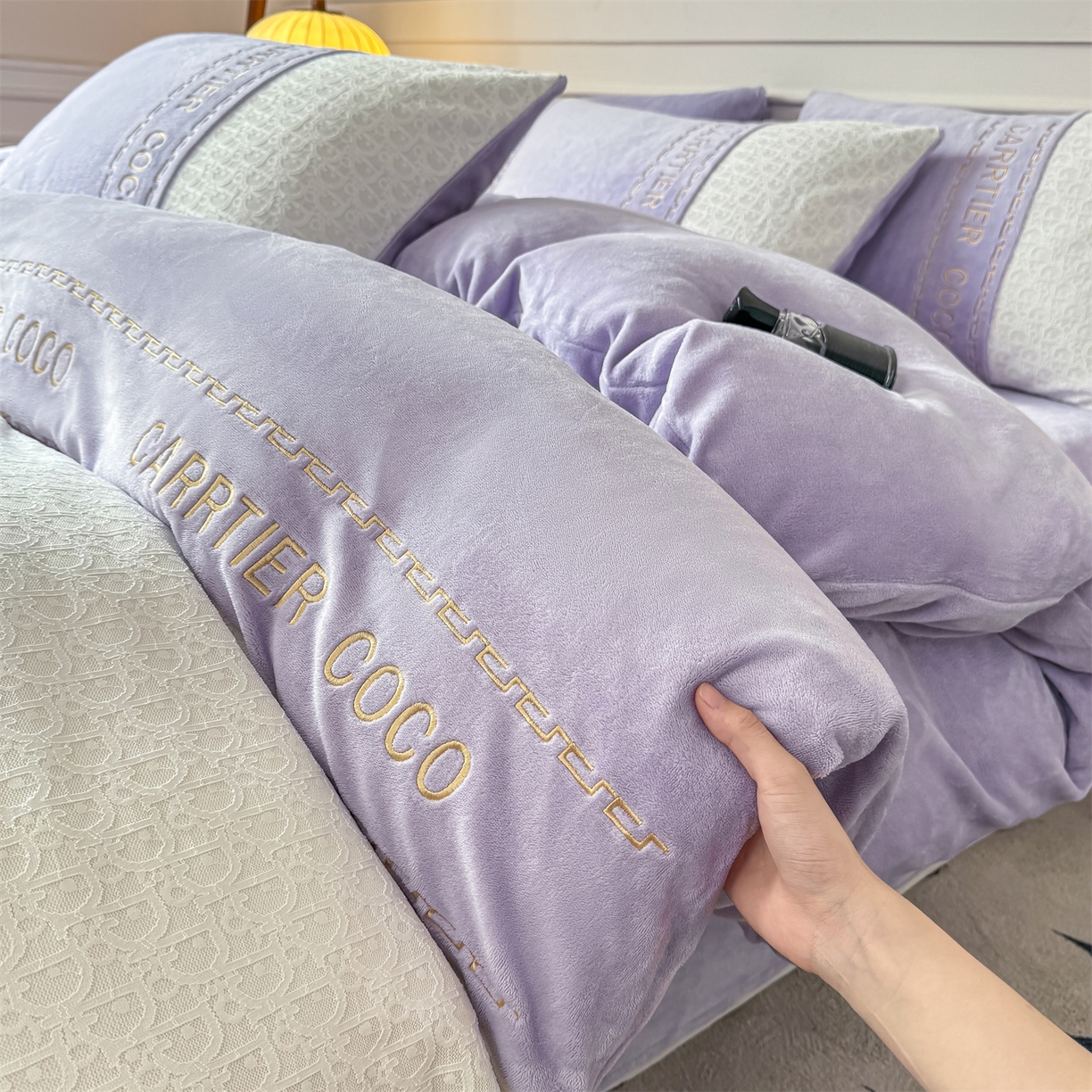 91家纺网 家纺一手货源 找家纺 灰鲸 2025新款牛奶绒拼接刺绣雕花套件-露娜 露娜-风铃紫