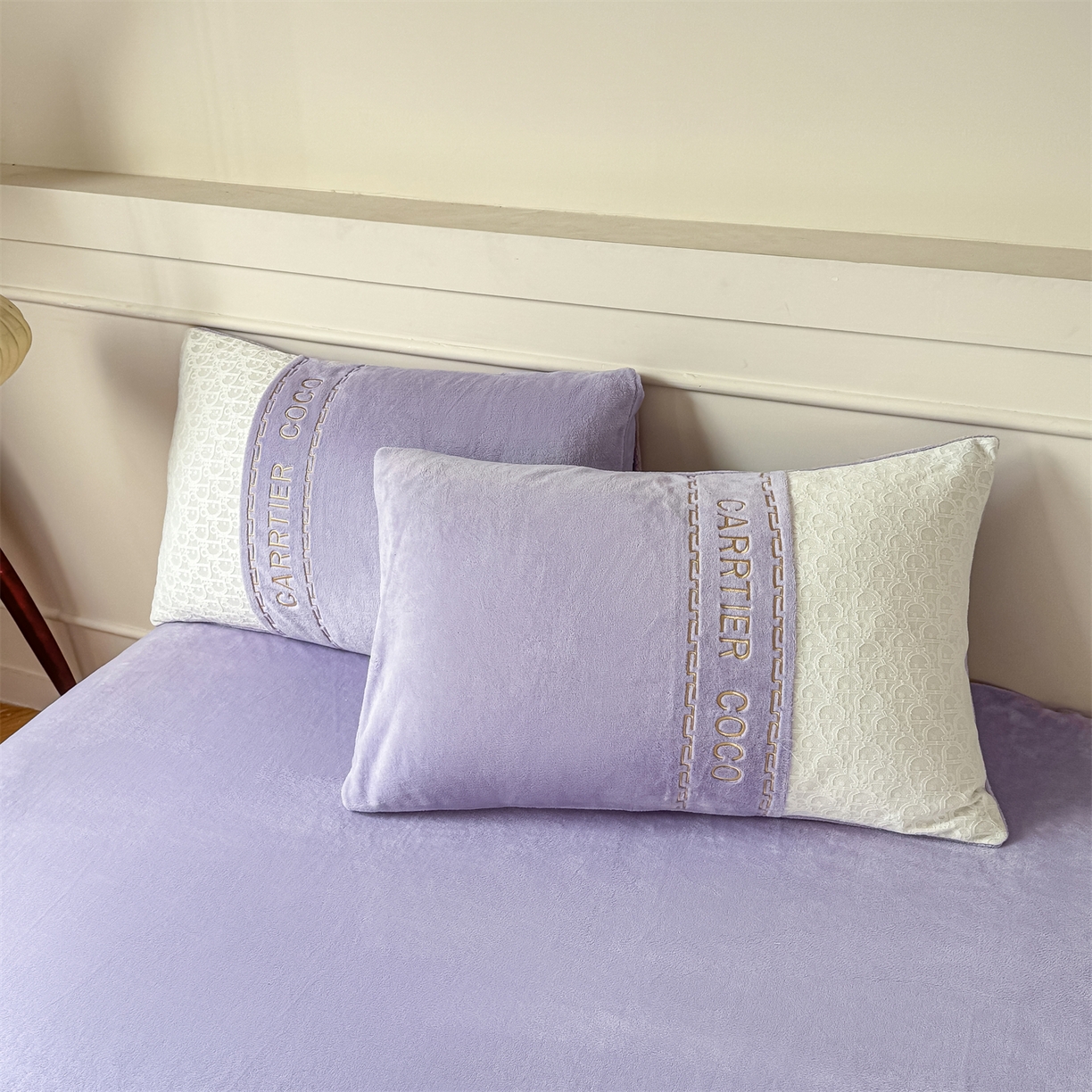 91家纺网 家纺一手货源 找家纺 灰鲸 2025新款牛奶绒拼接刺绣雕花套件-露娜 露娜-风铃紫