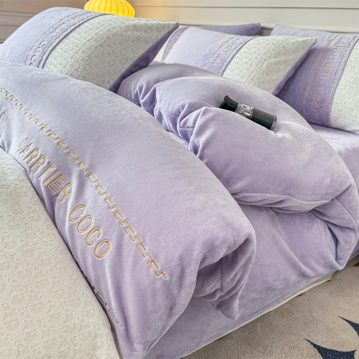 91家纺网 家纺一手货源 找家纺 灰鲸 2025新款牛奶绒拼接刺绣雕花套件-露娜 露娜-风铃紫