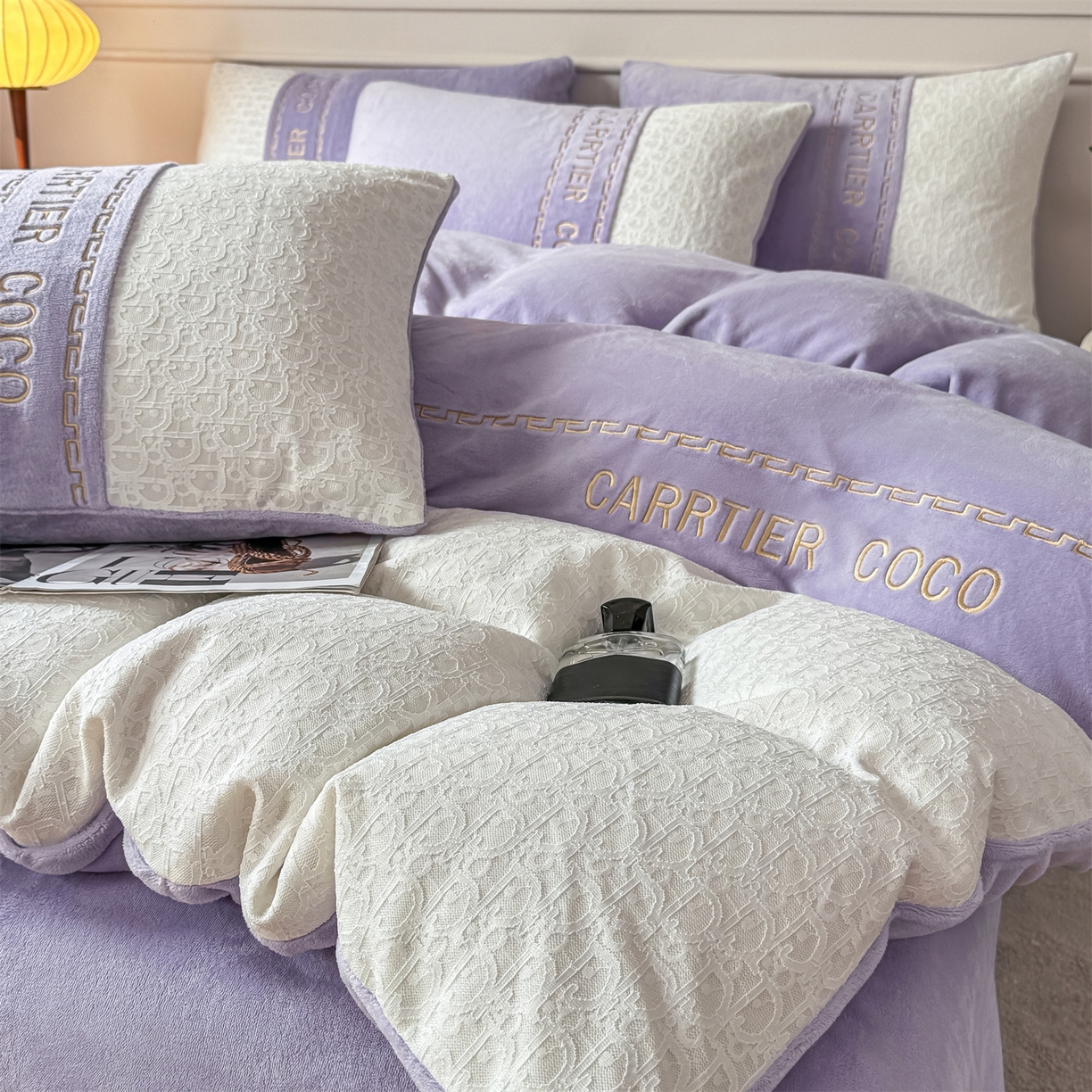 91家纺网 家纺一手货源 找家纺 灰鲸 2025新款牛奶绒拼接刺绣雕花套件-露娜 露娜-风铃紫