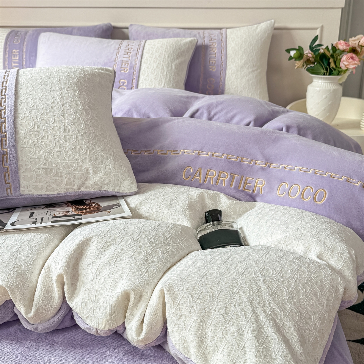 91家纺网 家纺一手货源 找家纺 灰鲸 2025新款牛奶绒拼接刺绣雕花套件-露娜 露娜-风铃紫